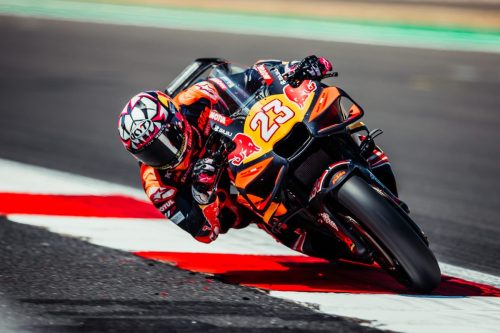 Enea Bastianini mit der Startnummer 23 in tiefer Schräglage über dem rot-weißen Randstein – MotoGP Großbritannien GP Silverstone 2026