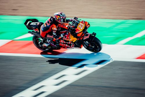 Enea Bastianini auf der KTM RC16 in Schräglage, scharfer Schatten auf dem Asphalt – MotoGP Großbritannien GP Silverstone 2026