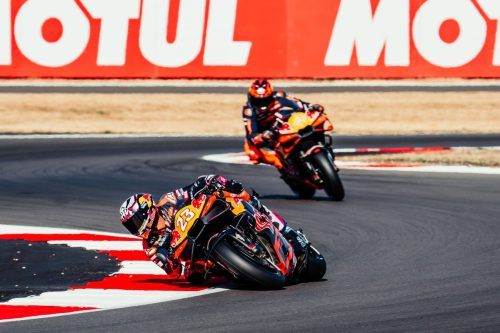 Enea Bastianini führt mit der Startnummer 23 vor einer weiteren KTM RC16 durch die Kurve – MotoGP Großbritannien GP Silverstone 2026