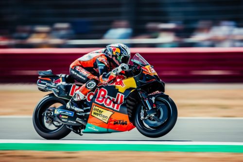 Pedro Acosta auf der Red Bull KTM RC16 mit steigendem Vorderrad am Kurvenausgang – MotoGP Großbritannien GP Silverstone 2026