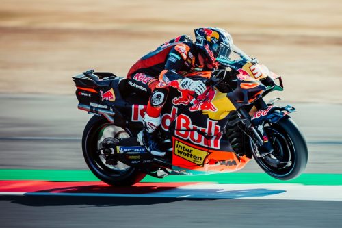 Pedro Acosta beschleunigt in Seitenansicht auf der orange-blauen KTM RC16 aus der Kurve – MotoGP Großbritannien GP Silverstone 2026