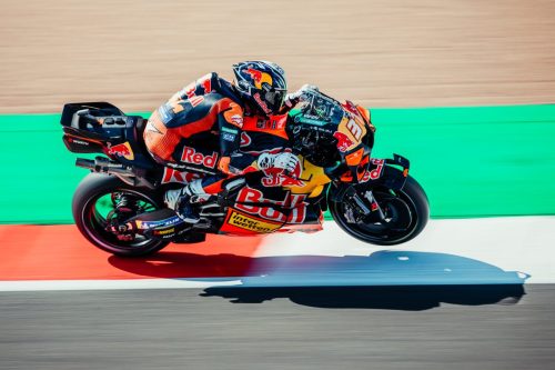 Pedro Acosta legt die Red Bull KTM RC16 über den grün-roten Randstein – MotoGP Großbritannien GP Silverstone 2026