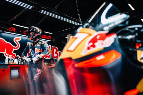 Pedro Acosta in der Box neben seiner KTM RC16 mit der Startnummer 37 – MotoGP Großbritannien GP Silverstone 2026