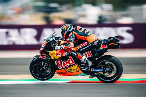 Pedro Acosta auf der KTM RC16 in Seitenansicht vor der Qatar-Airways-Bande – MotoGP Großbritannien GP Silverstone 2026