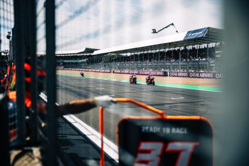 Blick von der Boxenmauer über die Start-Ziel-Gerade, im Vordergrund die Boxentafel mit der Startnummer 37 von Pedro Acosta – MotoGP Großbritannien GP Silverstone 2026