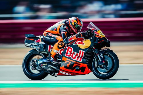 Pol Espargaro beschleunigt mit leicht steigendem Vorderrad auf der Red Bull KTM RC16 – MotoGP Großbritannien GP Silverstone 2026