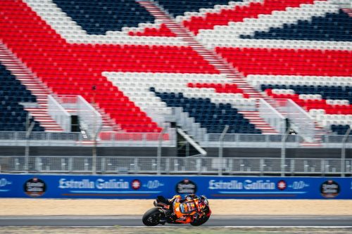 Weitwinkelaufnahme der KTM RC16 vor der im Union-Jack-Design bestuhlten Tribüne von Silverstone – MotoGP Großbritannien GP Silverstone 2026