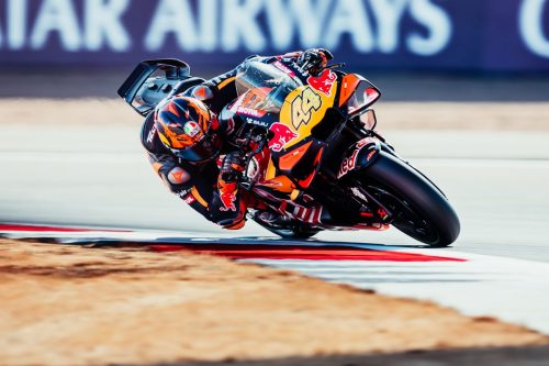 Pol Espargaro in Schräglage vor der Qatar-Airways-Bande auf der KTM RC16 – MotoGP Großbritannien GP Silverstone 2026
