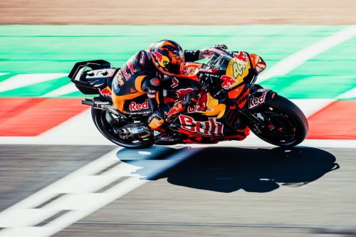 Pol Espargaro auf der KTM RC16 in Seitenansicht über dem Randstein, Schatten auf der Strecke – MotoGP Großbritannien GP Silverstone 2026