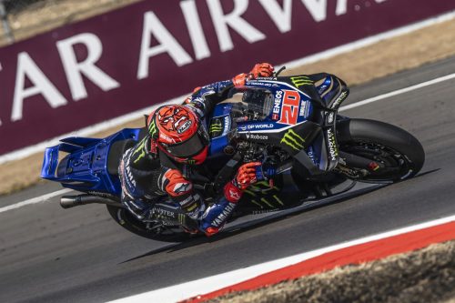 Fabio Quartararo mit der Startnummer 20 auf der Yamaha YZR-M1 vor der Qatar-Airways-Bande – MotoGP Großbritannien GP Silverstone 2026