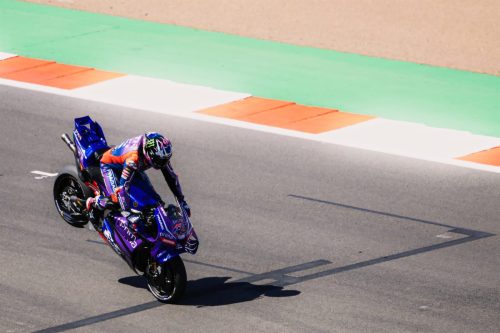 Jack Miller hebt das Vorderrad der violetten Prima Pramac Yamaha YZR-M1 aus der Vogelperspektive – MotoGP Großbritannien GP Silverstone 2026