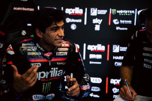 Jorge Martin im Gespraech in der Aprilia-Box – MotoGP Italien GP Mugello 2026