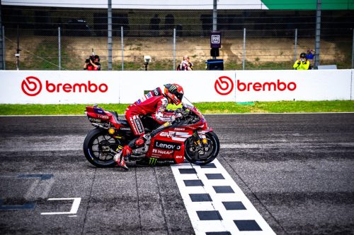 Francesco Bagnaia auf der Ducati Desmosedici GP26 an der Startlinie – MotoGP Italien GP Mugello 2026