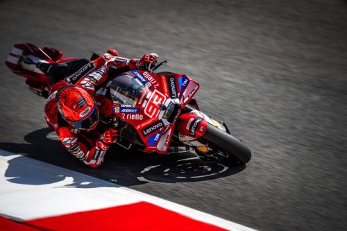 Marc Marquez auf der Ducati Desmosedici GP26 in Schraglage – MotoGP Italien GP Mugello 2026