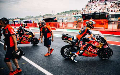 Pedro Acosta auf der KTM RC16 in Schraglage – MotoGP Italien GP Mugello 2026
