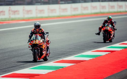 Pedro Acosta Red Bull KTM RC16 auf der Geraden – MotoGP Italien GP Mugello 2026