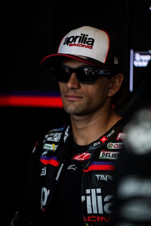 Jorge Martin mit Aprilia-Racing-Cap und Sonnenbrille in der Box – MotoGP San-Marino-GP Misano 2026