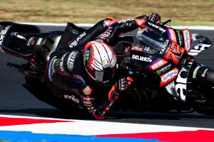 Marco Bezzecchi in extremer Schräglage auf der schwarzen Aprilia RS-GP mit der Startnummer 72 – MotoGP San-Marino-GP Misano 2026