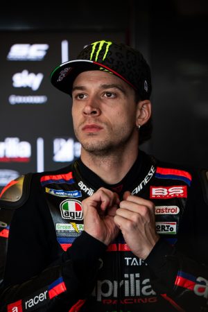 Marco Bezzecchi im Aprilia-Racing-Leder mit Monster-Cap in der Box – MotoGP San-Marino-GP Misano 2026
