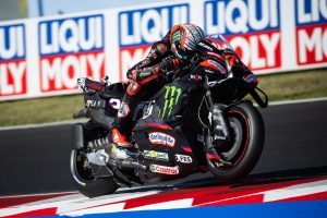Marco Bezzecchi auf der Aprilia RS-GP in Schräglage vor den Streckenbanden von Misano – MotoGP San-Marino-GP 2026