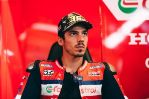 Joan Mir mit Cap und Startnummer 36 im Castrol-Leder in der Box von Honda HRC – MotoGP San-Marino-GP Misano 2026