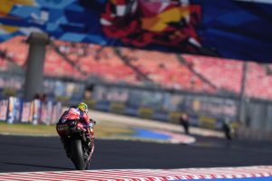 Joan Mir von hinten auf der Honda RC213V vor den vollen Tribünen von Misano – MotoGP San-Marino-GP 2026