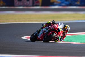Joan Mir in tiefer Schräglage am Kurvenausgang vor der Red-Bull-Bande – MotoGP San-Marino-GP Misano 2026