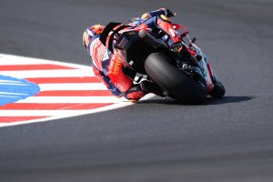 Luca Marini in Schräglage über die Randsteine auf der Honda RC213V in Castrol-Lackierung – MotoGP San-Marino-GP Misano 2026