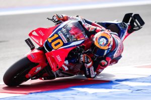 Luca Marini mit der Startnummer 10 in Schräglage auf der roten Honda RC213V – MotoGP San-Marino-GP Misano 2026