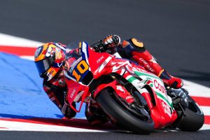 Luca Marini am Kurvenscheitel auf der Honda RC213V, Blick über die Schulter zur Kamera – MotoGP San-Marino-GP Misano 2026