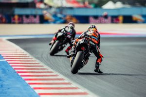 Brad Binder von hinten am Kurveneingang, vor ihm eine Aprilia RS-GP – MotoGP San-Marino-GP Misano 2026