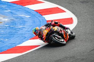 Enea Bastianini mit der Startnummer 23 in Schräglage am Kurvenscheitel auf der KTM RC16 – MotoGP San-Marino-GP Misano 2026