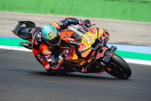 Enea Bastianini in Schräglage auf der orangen KTM RC16 von Tech3, Startnummer 23 auf der Frontverkleidung – MotoGP San-Marino-GP Misano 2026