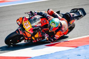 Enea Bastianini in der Nahaufnahme am Kurvenausgang, Knie am Boden auf der KTM RC16 – MotoGP San-Marino-GP Misano 2026