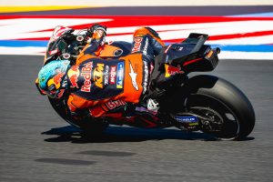 Enea Bastianini von oben in Schräglage auf der KTM RC16 mit Michelin-Reifen – MotoGP San-Marino-GP Misano 2026