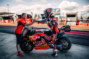 Pedro Acosta neben seiner Red Bull KTM RC16 in der Boxengasse beim Faustgruß mit einem Teammitglied – MotoGP San-Marino-GP Misano 2026