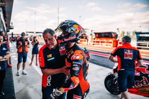 Pedro Acosta wird nach der Rückkehr in die Boxengasse von einem Teammitglied in den Arm genommen – MotoGP San-Marino-GP Misano 2026