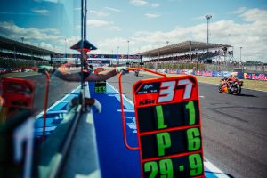 Boxentafel mit der Startnummer 37 und Rundeninfo für Pedro Acosta, im Hintergrund die Red Bull KTM auf der Strecke – MotoGP San-Marino-GP Misano 2026