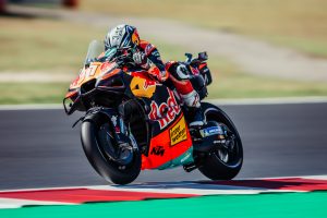 Pedro Acosta beschleunigt mit steigendem Vorderrad aus der Kurve auf der Red Bull KTM RC16 – MotoGP San-Marino-GP Misano 2026