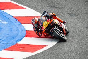 Pol Espargaró mit der Startnummer 44 in Schräglage über die Randsteine auf der KTM RC16 – MotoGP San-Marino-GP Misano 2026