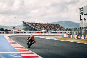 Pol Espargaró beschleunigt mit leichtem Wheelie vor den Tribünen und den Hügeln hinter Misano – MotoGP San-Marino-GP 2026