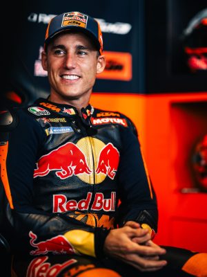 Pol Espargaró lachend im Red-Bull-KTM-Leder in der Box – MotoGP San-Marino-GP Misano 2026