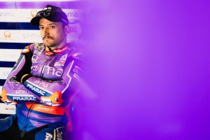 Jack Miller mit verschränkten Armen im lila Leder von Prima Pramac Yamaha in der Box – MotoGP San-Marino-GP Misano 2026