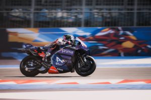 Jack Miller in der Seitenansicht beim Beschleunigen auf der Yamaha YZR-M1 von Prima Pramac – MotoGP San-Marino-GP Misano 2026