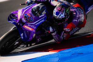 Jack Miller mit der Startnummer 43 und australischer Flagge in Schräglage auf der Yamaha YZR-M1 – MotoGP San-Marino-GP Misano 2026