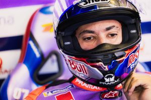 Toprak Razgatlıoğlu in der Nahaufnahme mit geöffnetem Helm in der Box von Prima Pramac Yamaha – MotoGP San-Marino-GP Misano 2026