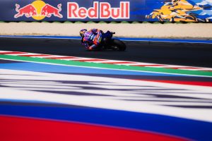 Toprak Razgatlıoğlu in Schräglage auf der lila Yamaha YZR-M1 von Prima Pramac vor der Red-Bull-Bande – MotoGP San-Marino-GP Misano 2026