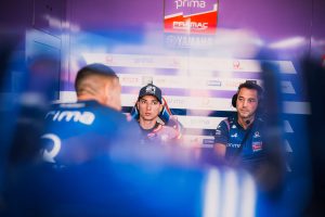 Toprak Razgatlıoğlu im Gespräch mit Teammitgliedern in der Box von Prima Pramac Yamaha – MotoGP San-Marino-GP Misano 2026