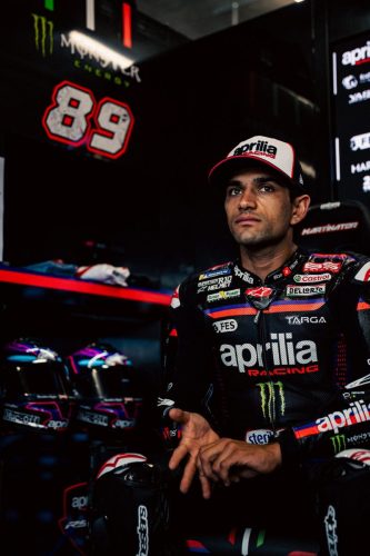 Jorge Martin neben seiner Aprilia RS-GP26 mit der Startnummer 89 in der Box – MotoGP Ungarn GP Balaton Park 2026