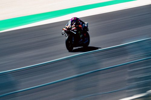 Jorge Martin auf der Aprilia RS-GP26 auf der Strecke, Mitzieher-Aufnahme von vorn – MotoGP Ungarn GP Balaton Park 2026